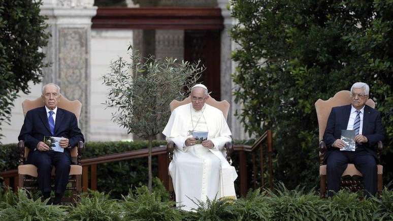 O papa Francisco reuniu o presidente israelense, Shimon Peres (&agrave; esquerda), e seu hom&oacute;logo palestino, Mahmoud Abbas, para rezar pela paz em 2014