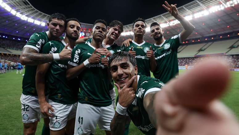Jogadores do Palmeiras comemoram segundo gol diante do Fortaleza. 
