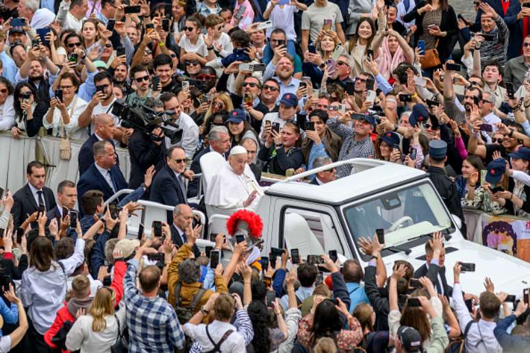 Papa Francisco sa&uacute;da fi&eacute;is do papam&oacute;vel na Missa de P&aacute;scoa (20/04/2025) | Antonio Masiello/Getty Images