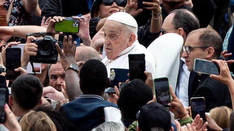 O papa Francisco saudou os fiéis após a bênção da Missa de Páscoa na Praça de São Pedro, na Cidade do Vaticano, no domingo (20/04)