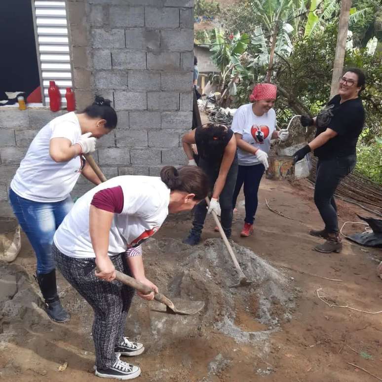 Um dos trabalhos dos quais as Formiguinhas do Amor têm orgulho é a reconstrução da casa de uma mulher em Juquitiba (SP).
