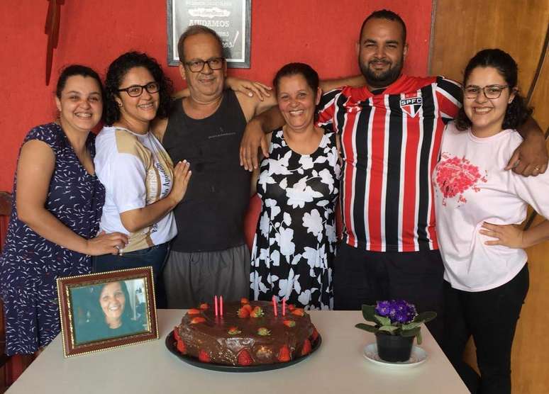 Vovó Luceli, o marido e os filhos. Apesar de viverem em reduto corintiano, família é predominantemente são-paulina.