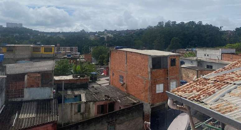 A casa de vovó Luceli fica no bairro Inácio Monteiro. Com três andares, de cima é possível ver ao longe o horizonte de Cidade Tiradentes.