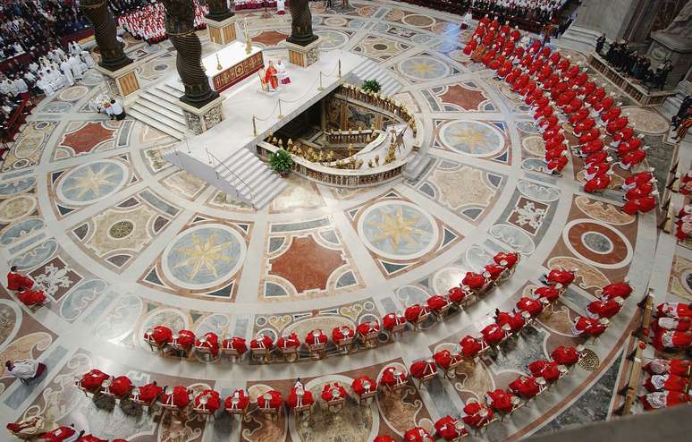 Primeira missa antes do Conclave que elegeu Bento XVI