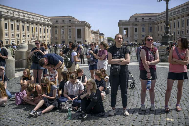 Fi&eacute;is visitam a Pra&ccedil;a de S&atilde;o Pedro ap&oacute;s a morte do Papa Francisco, em 21 de abril de 2025, na Cidade do Vaticano