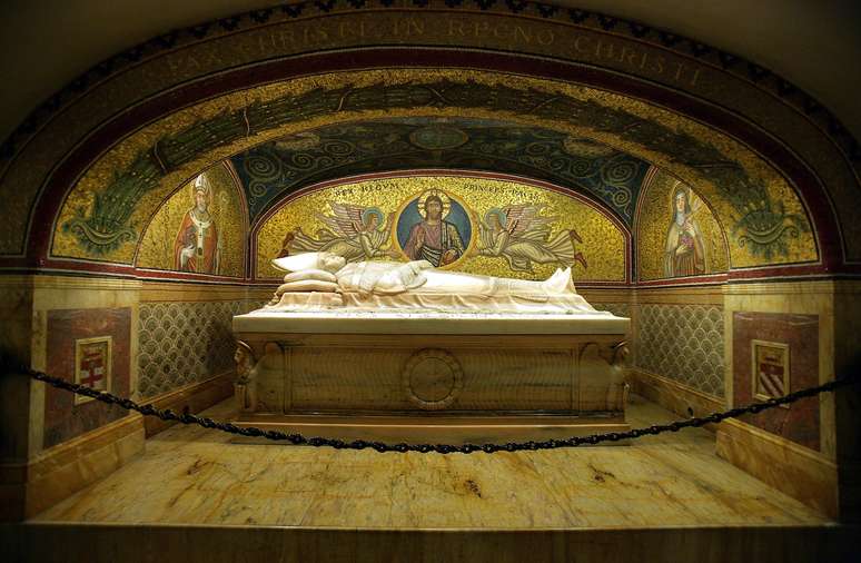 Imagem do túmulo papal exibido na Cripta do Vaticano, sob a Basílica de São Pedro