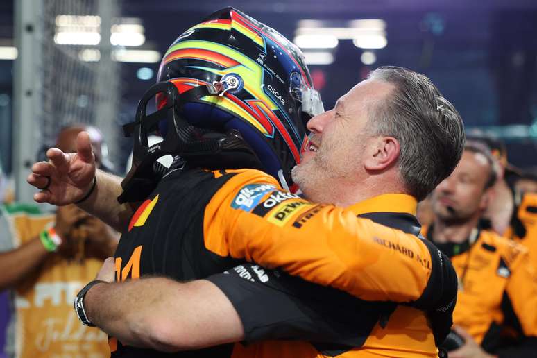 Zak Brown celebra vitória com Oscar Piastri na Arábia Saudita