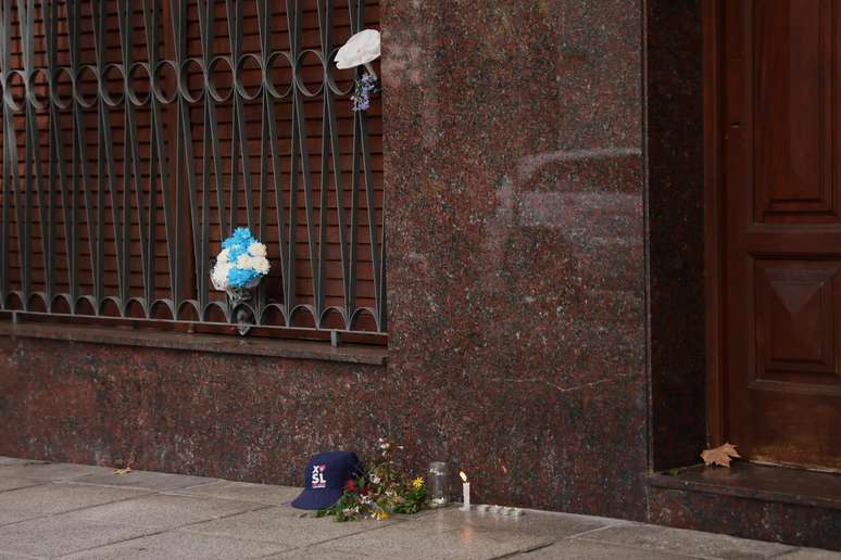 Flores deixadas no bairro de Flores, onde Francisco cresceu