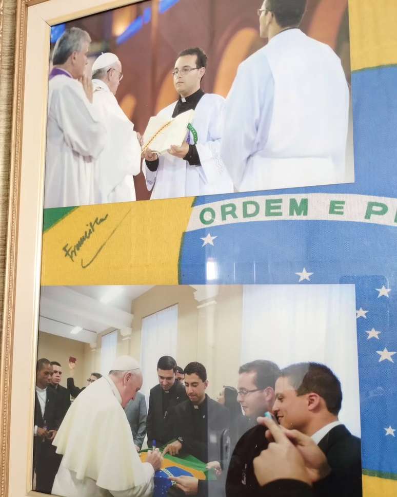 Quadro de recordações que o padre mantém