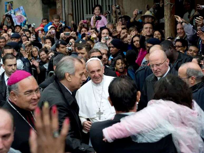Papa Francisco visita favela de Varginha durante Jornada Mundial da Juventude, em 2013, meses após ser nomeado.