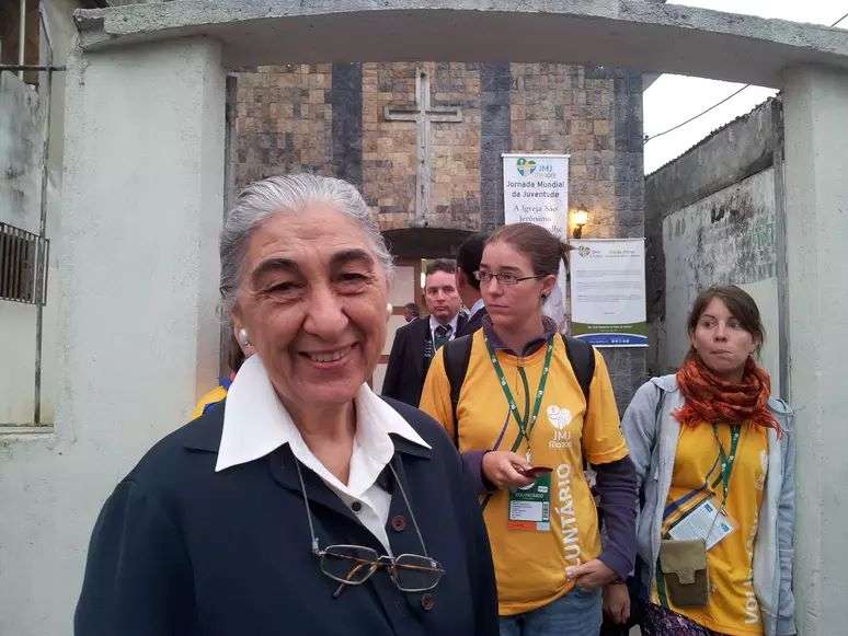 Dona Maria Laura Faria cuidou dos bordados dos paramentos do líder da Igreja Católica em sua visita à favela de Manguinhos.