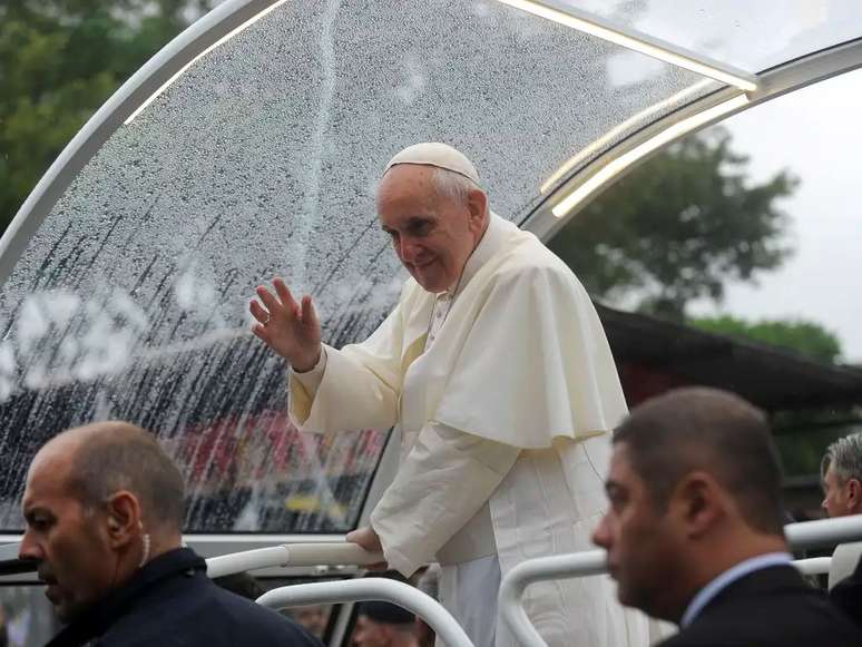 Papa Francisco chegou de papamóvel à favela de Varginha. debaixo de chuva. Mas nada impediu a multidão de vê-lo.