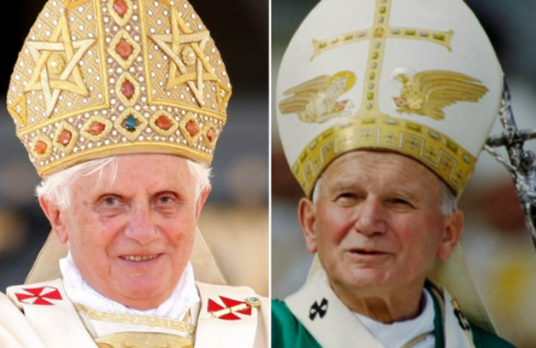 Da esquerda para a direita: papa Bento XVI e o papa João Paulo II