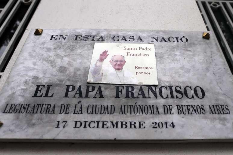 Placa sinaliza casa onde papa Francisco nasceu