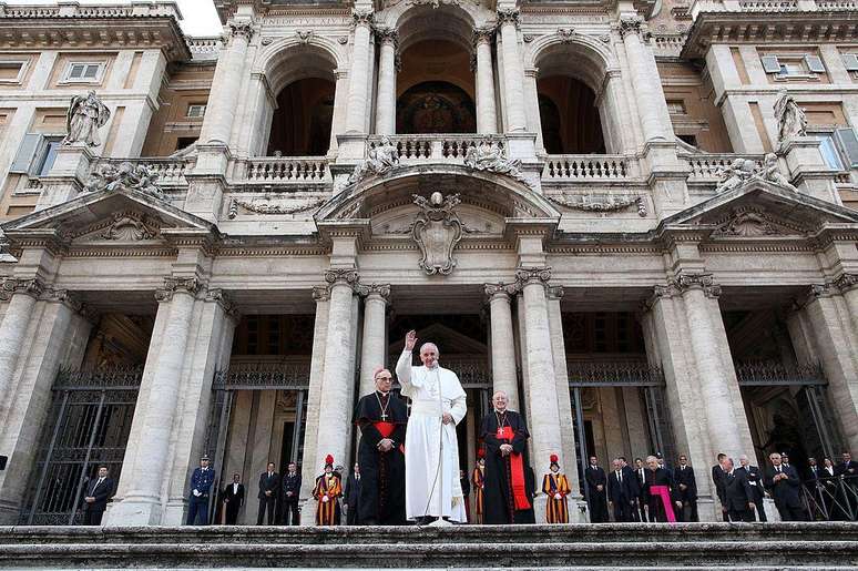 Francisco em frente à Basílica de Santa Maria Maggiore, em Roma. Ele será enterrado ali