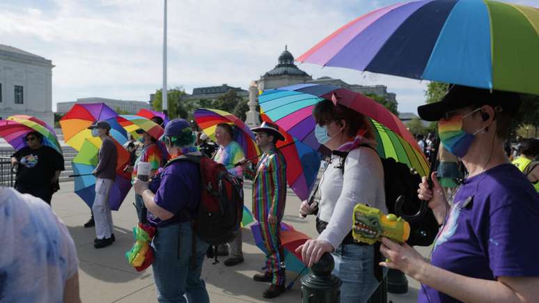 Defensores dos direitos LGBTQIA+ seguram guarda-chuvas com as cores do arco-íris durante uma manifestação em frente ao prédio da Suprema Corte dos Estados Unidos, nesta terça-feira, 22 de abril de 2025, em Washington.