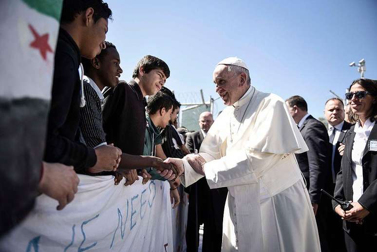 Papa Francisco se encontrou com migrantes em 16 de abril de 2016 em Mitilene, na ilha grega de Lesbos