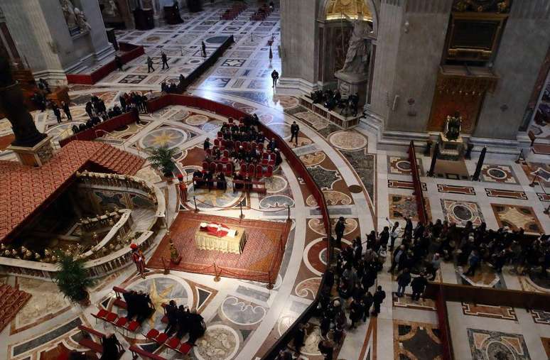 Os corpos de papas falecidos, como Bento 16, eram colocados em uma plataforma