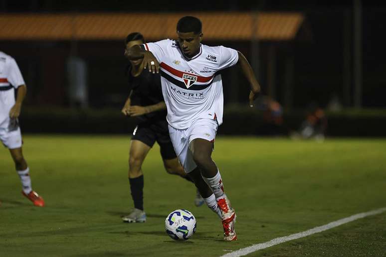Ex-Vasco, Matheus Ferreira é titular da equipe sub-20 do São Paulo –