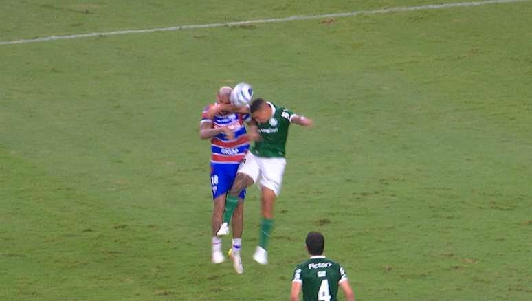 Momento que a bola bate no braço do zagueiro Naves, do Palmeiras. 