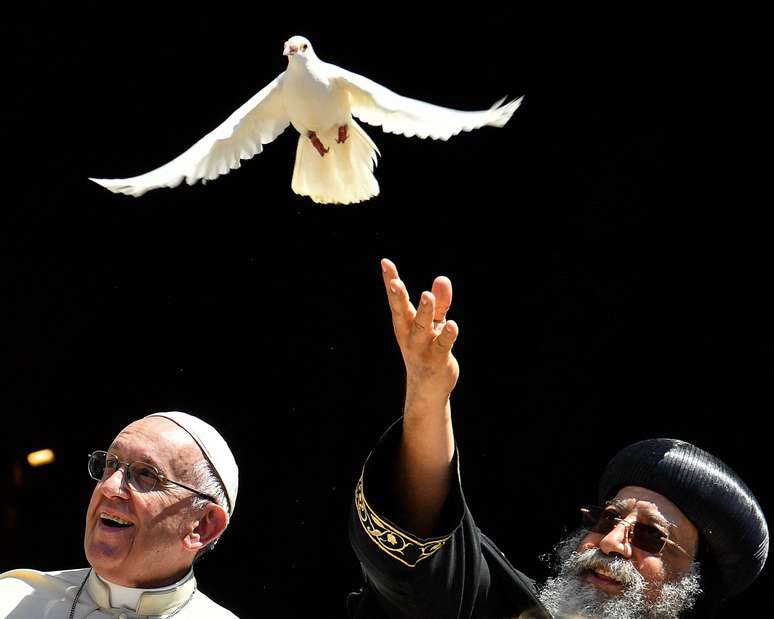 Papa Francisco ao lado de l&iacute;der da Igreja Copta Ortodoxa do Egito, que lan&ccedil;a uma pomba da paz