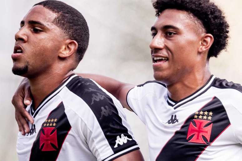 Léo Jacó (esq.) e Samuel comemoram gol em goleada do Vasco sobre o Artsul –