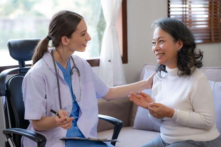 É importante consultar um médico ao identificar os sintomas da esclerose múltipla 