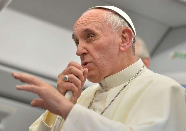 Papa Francisco deu entrevista à imprensa a bordo do voo de volta do Brasil à Itália em 2013. Na ocasião, disse que ser homossexual não deve ser entendido como pecado