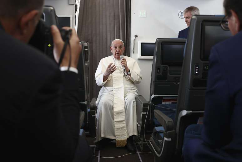 O papa Francisco fez 40 viagens e visitou mais de 60 países. Ele costumava falar com a imprensa durante suas viagens de avião