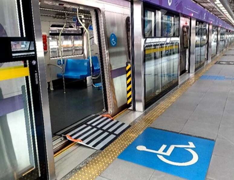 Rampa dobrável é usada para embarque e desembarque de pessoas e cadeiras de rodas na Linha 5-Lilás do Metrô de São Paulo.