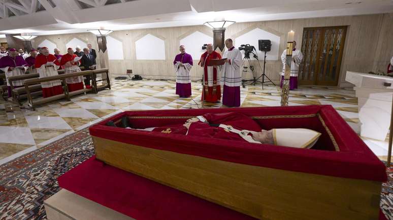 Principais atribuições de Farrell agora são preparar o funeral do papa Francisco e o conclave para a escolha do próximo papa
