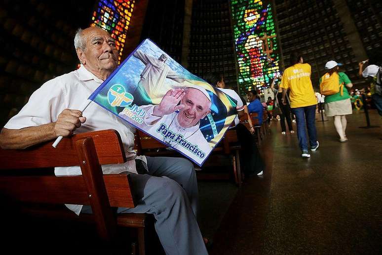 Um fiel segura bandeira do papa Francisco dentro da Catedral Metropolitana antes da chegada do papa Francisco em 22 de julho de 2013 no Rio de Janeiro