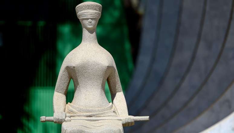 A estátua da Justiça, diante do STF.