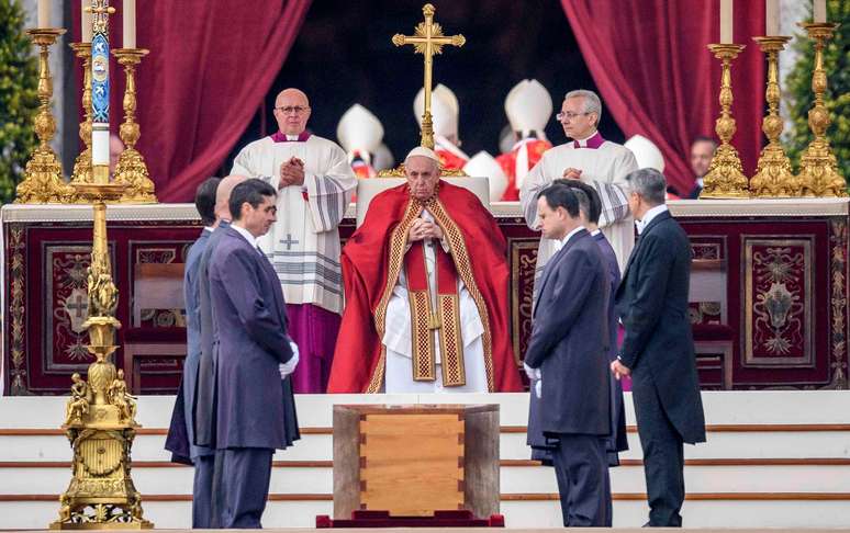Papa Francisco no vel&oacute;rio de Bento 16