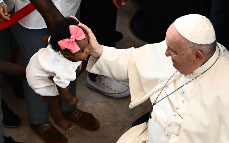 Papa Francisco cumprimentando menina