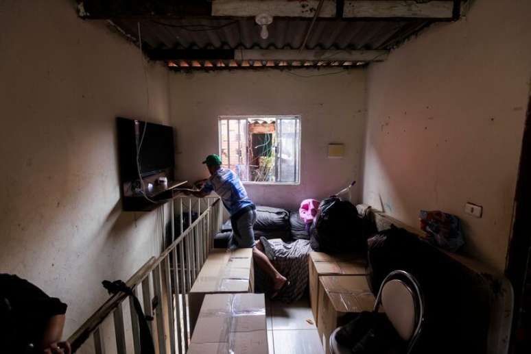 O motorista de caminhão Claudevan da Silva Marques retira seus pertences de sua casa, na Favela do Moinho, após acordo com o governo do Estado.