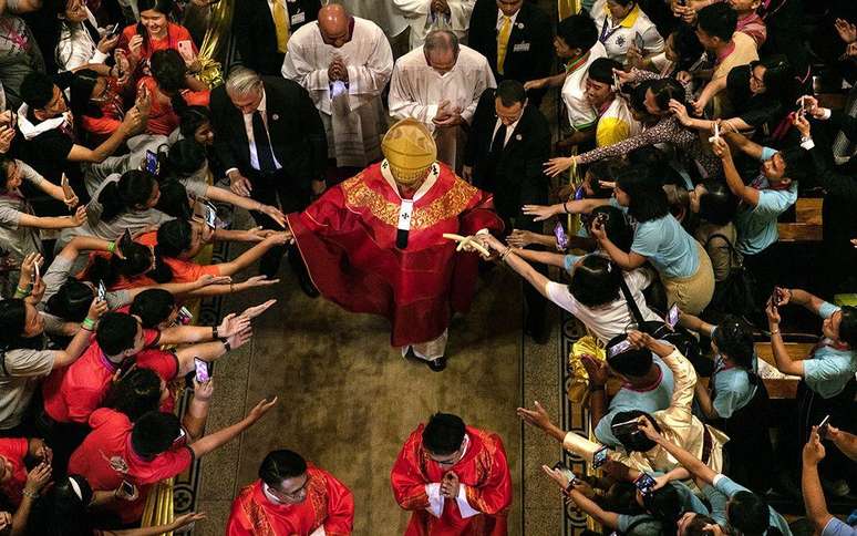 Fi&eacute;is tentando tocar o Papa Francisco