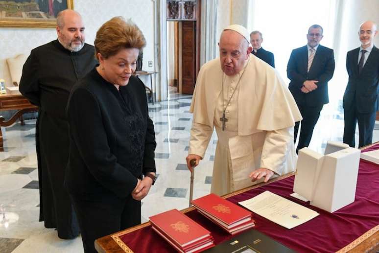 Ex-presidente Dilma Rousseff e o papa Francisco em encontro em 2024 no Vaticano
