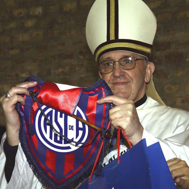  Bergoglio com a fl&acirc;mula do clube San Lorenzo de Almagro