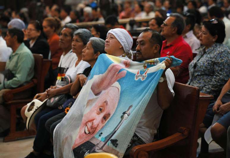 Toalha com imagem do papa Francisco é erguida por fiel em missa no México
