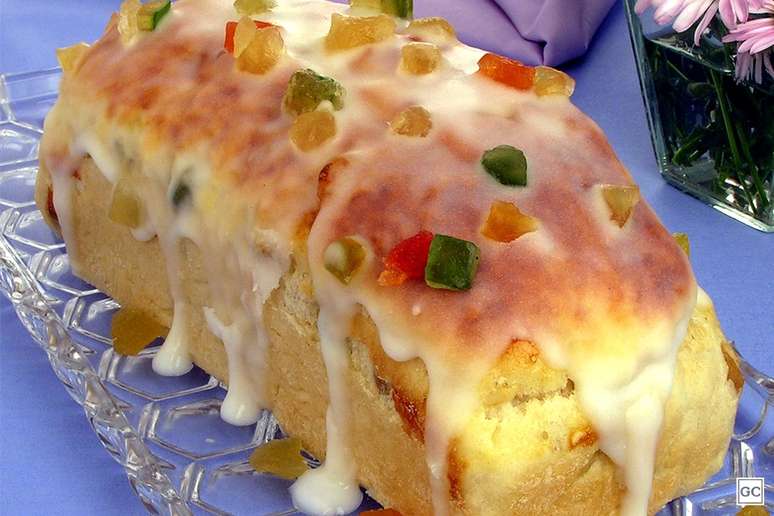 Pão de frutas com cobertura açucarada – Foto: Guia da Cozinha