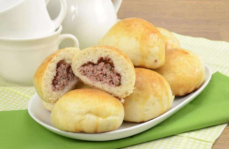 Pão caseiro de cebola e recheio de linguiça – Foto: Guia da Cozinha