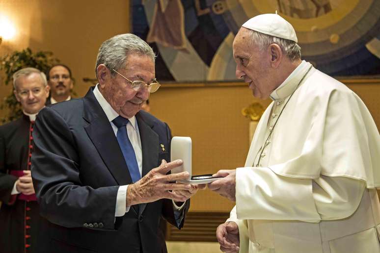 Papa Francisco com Ra&uacute;l Castro