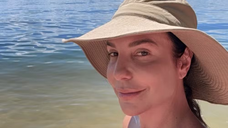 Ivete Sangalo posa de cara limpa e exibe beleza natural em viagem para cidade onde nasceu