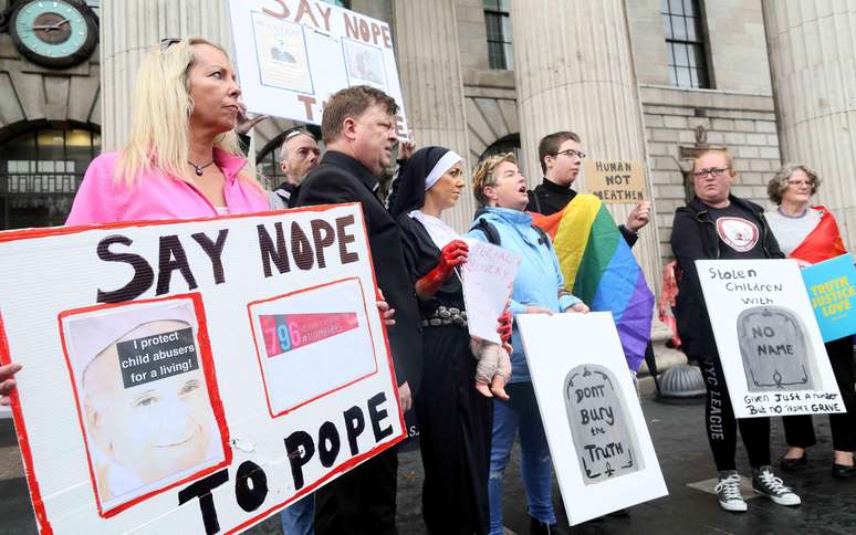 Pessoas com cartazes durante manifesta&ccedil;&atilde;o