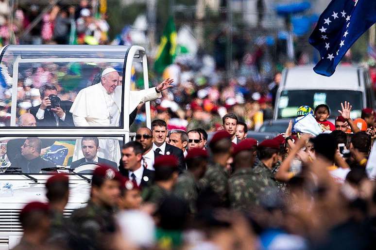 Papa acena a fiéis no Rio de Janeiro durante viagem ao Brasil em 2013