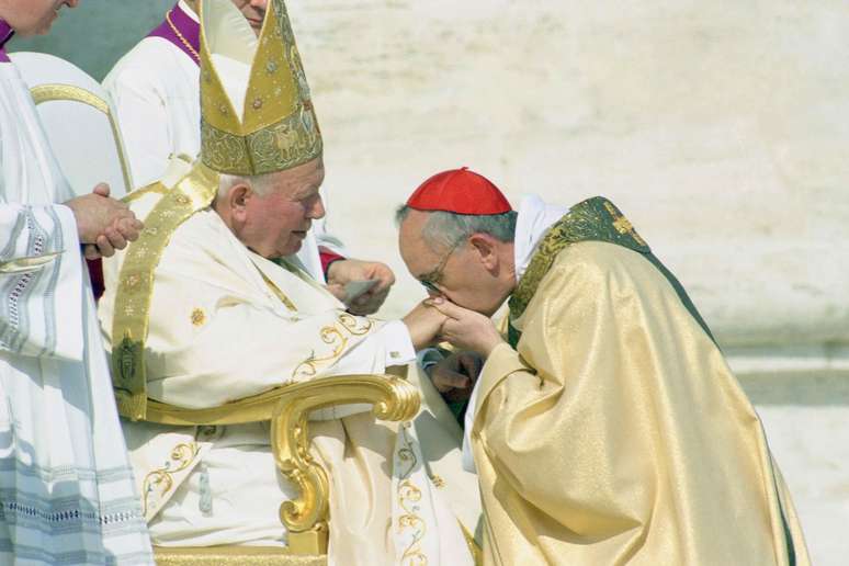 Bergoglio beijando a m&atilde;o do Papa Jo&atilde;o Paulo 2&deg;