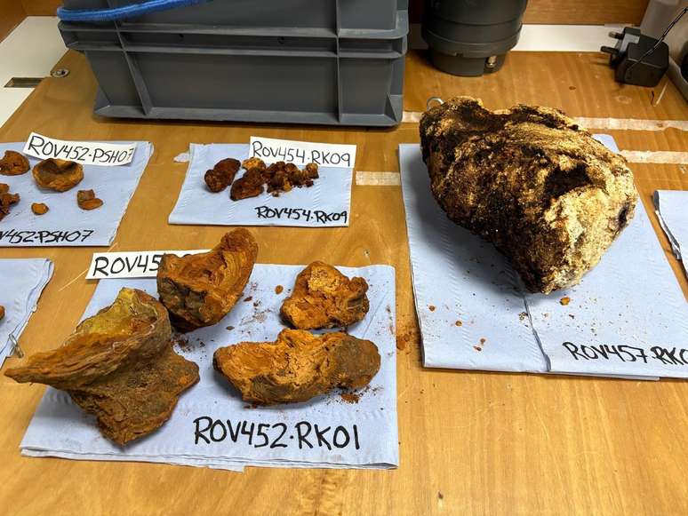 Rochas vulc&acirc;nicas s&atilde;o coletadas do fundo do mar pelo rob&ocirc; subaqu&aacute;tico