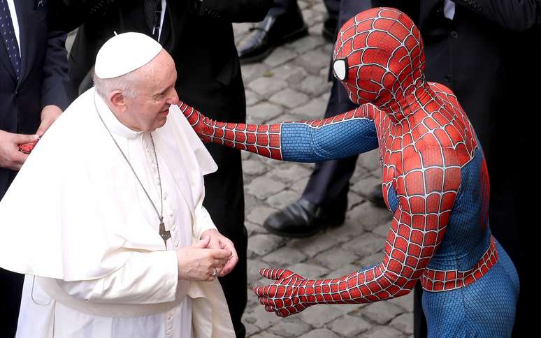 O papa Francisco cumprimenta Mattia Villardita, que visita crian&ccedil;as em hospitais na It&aacute;lia vestido de Homem-Aranha