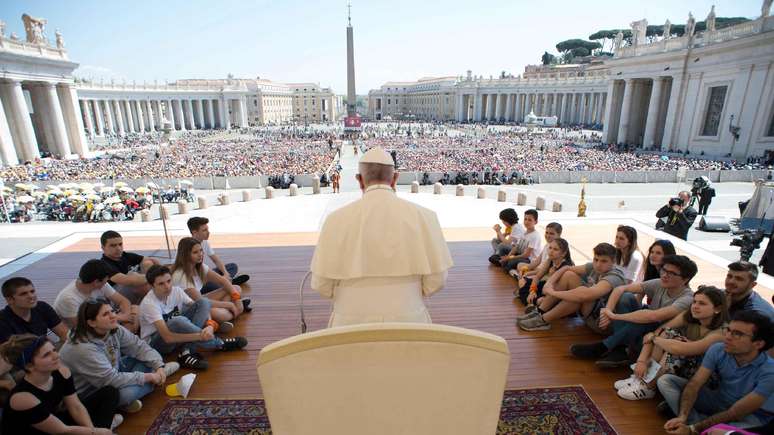 Papa Francisco de costas discursando na Pra&ccedil;a S&atilde;o Pedro, no Vaticano